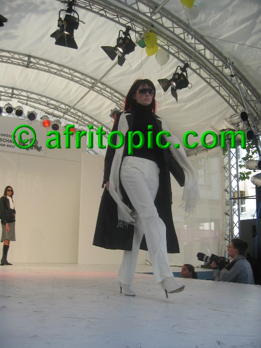 ../Images/Krefeld-Strssenmodenschau-2005 388.jpg